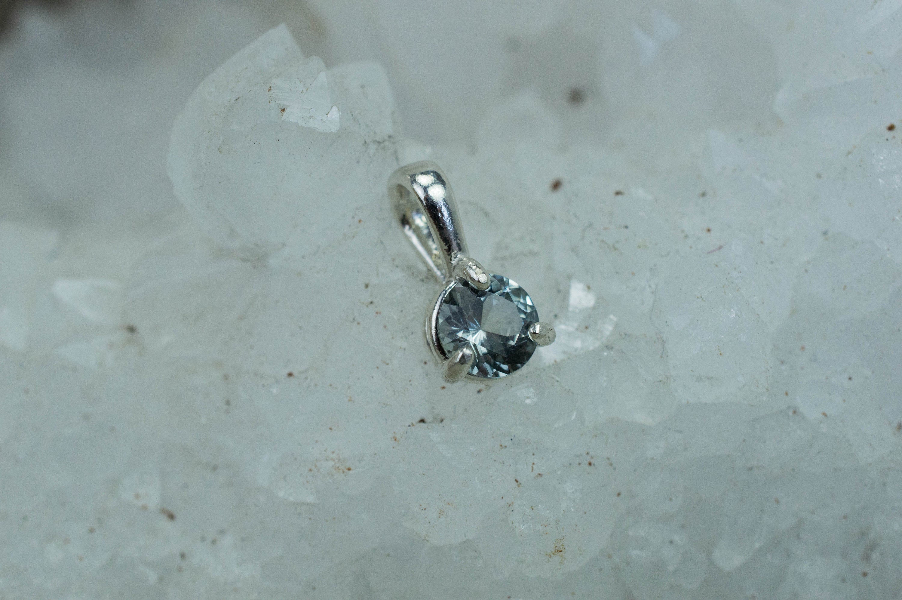 Montana Sapphire Pendant; Natural Untreated USA Sapphire; 0.730cts - Mark Oliver Gems