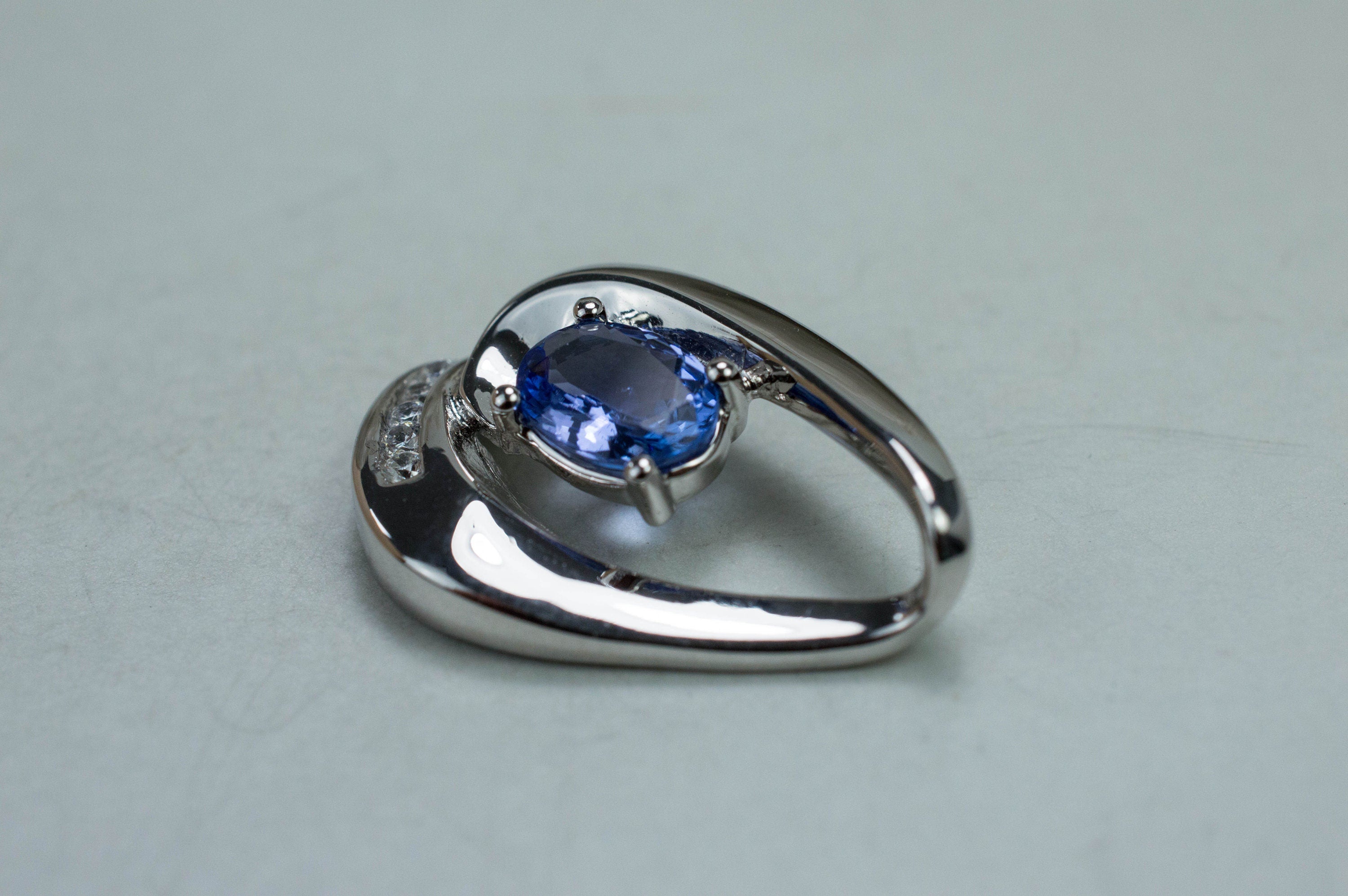 Tanzanite Pendant; Natural Tanzanian Tanzanite; 1.365cts - Mark Oliver Gems