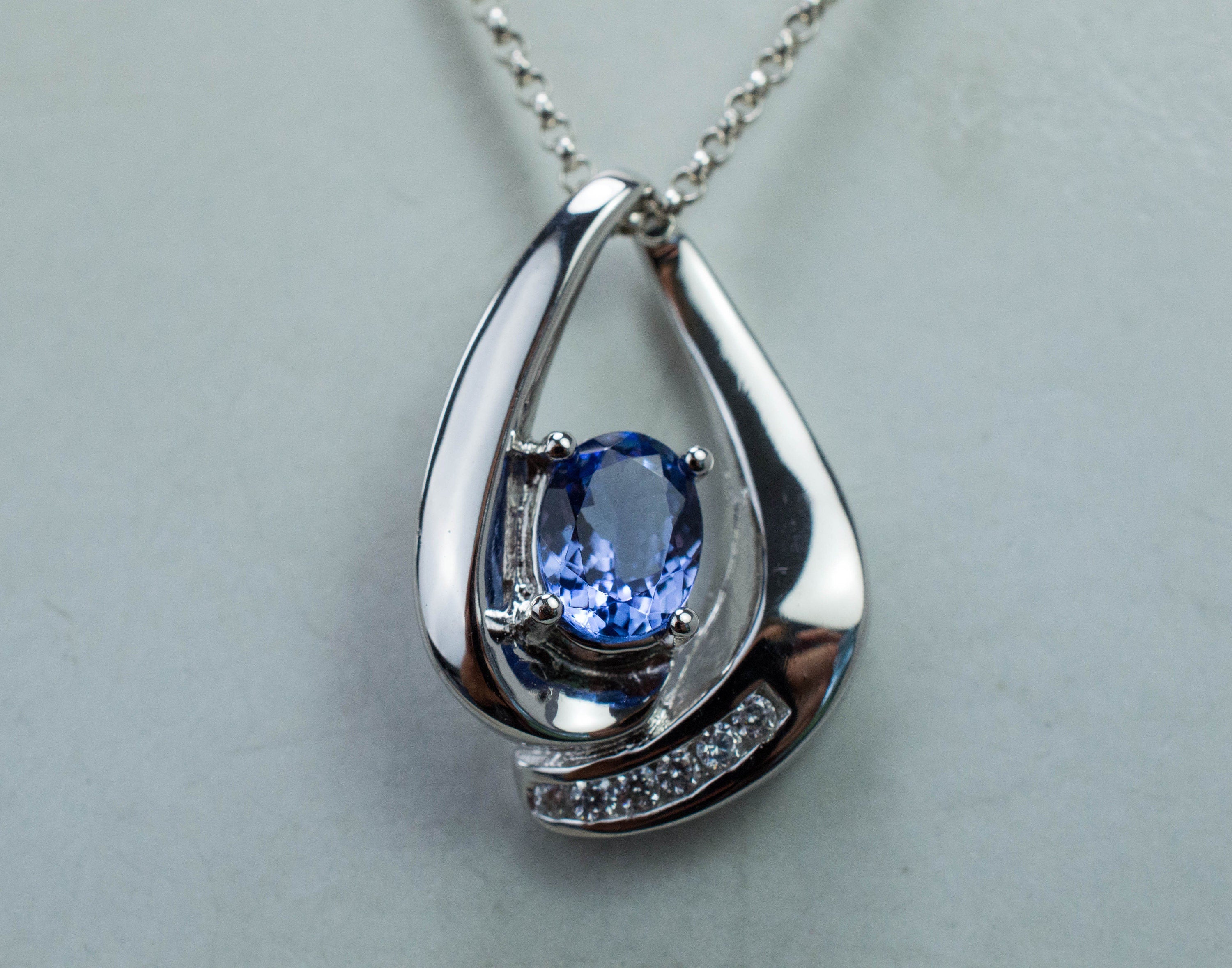 Tanzanite Pendant; Natural Tanzanian Tanzanite; 1.365cts - Mark Oliver Gems