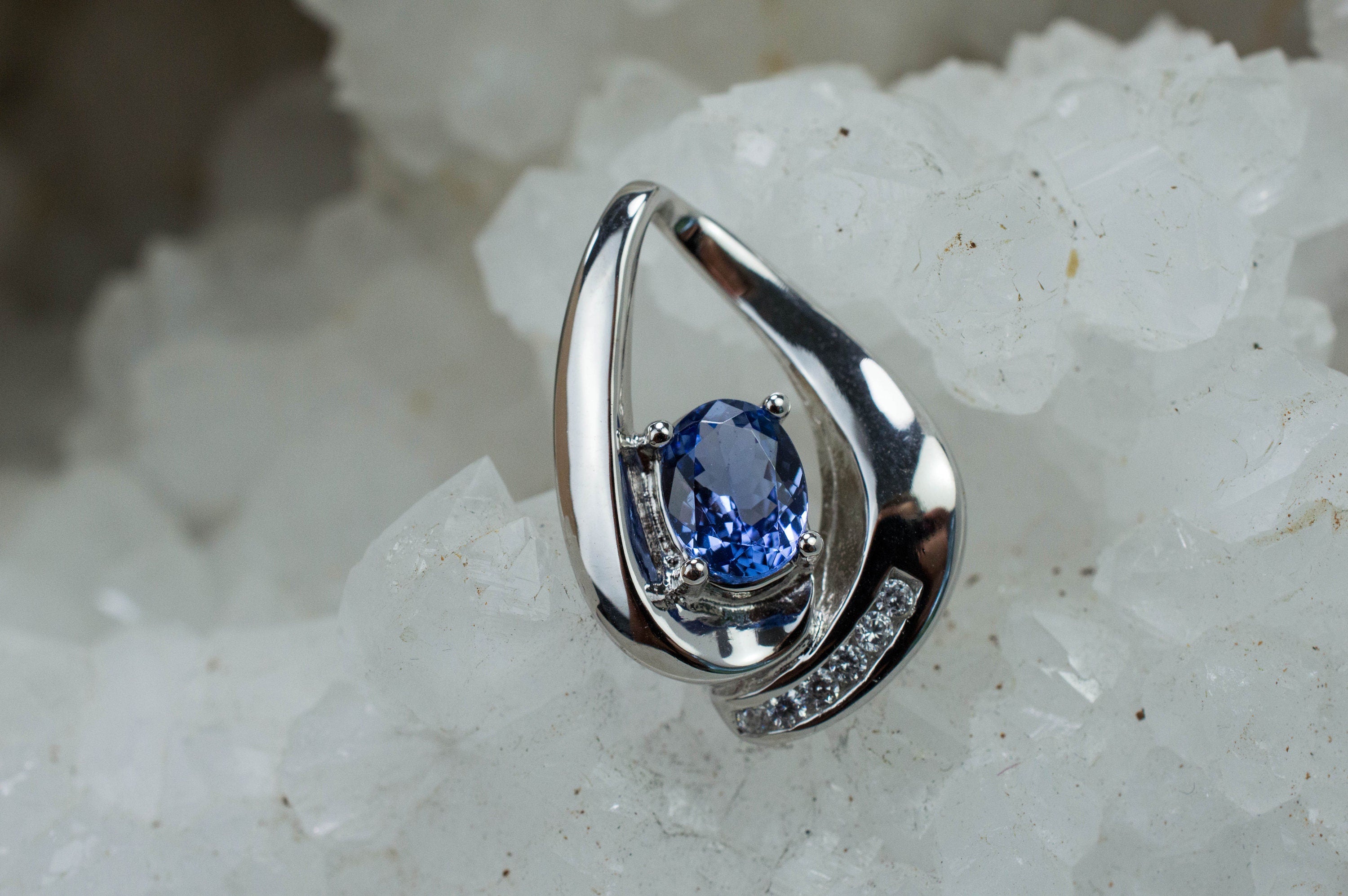 Tanzanite Pendant; Natural Tanzanian Tanzanite; 1.365cts - Mark Oliver Gems