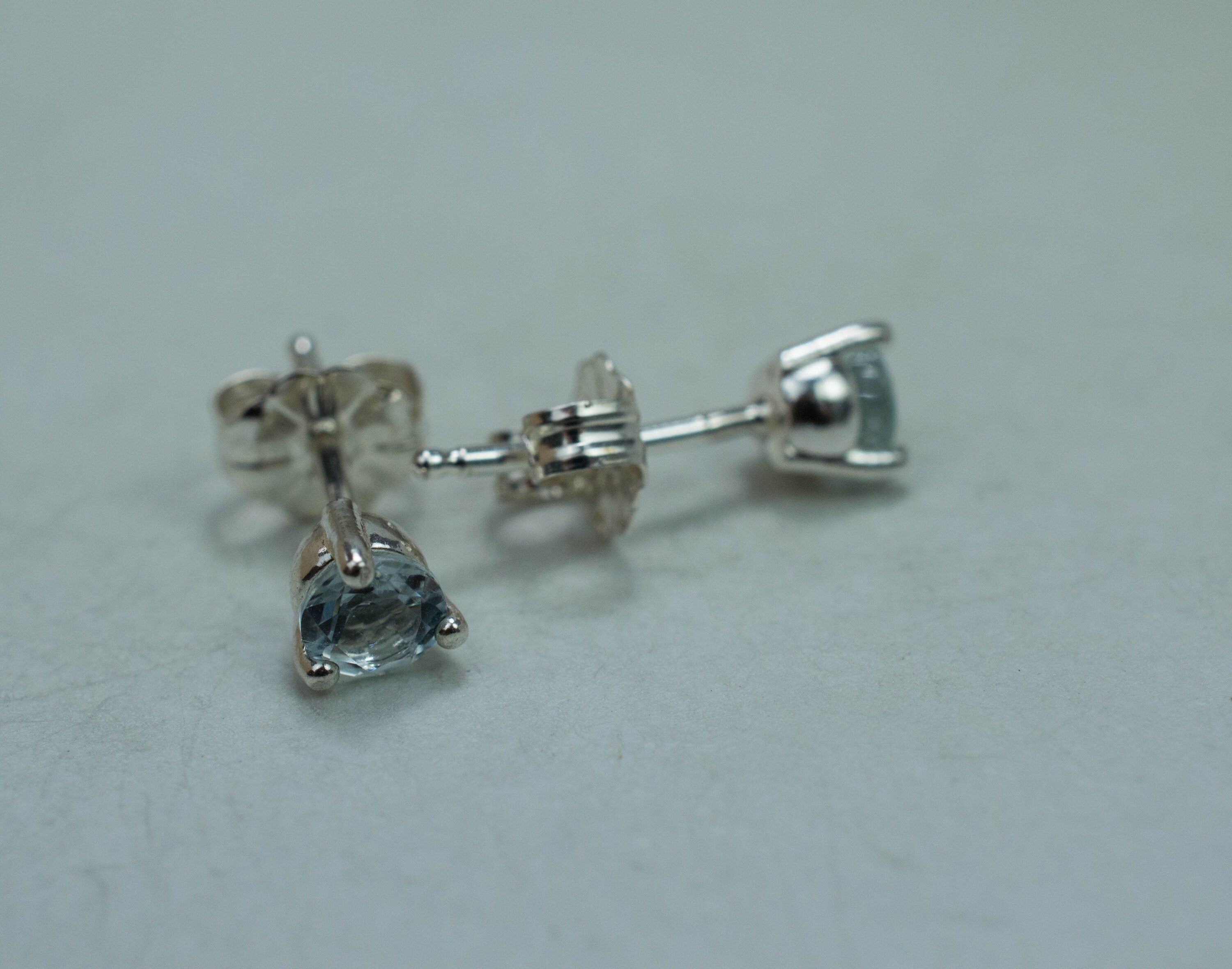 Aquamarine Earrings; Natural Untreated Brazilian Aquamarine; 0.480cts - Mark Oliver Gems