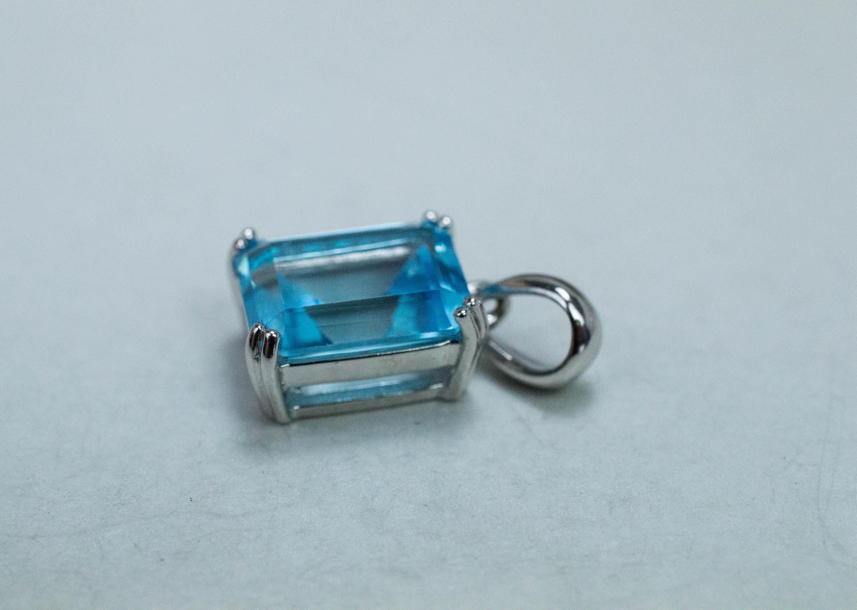 Blue Topaz Pendant; Natural Brazilian Topaz; 3.750cts - Mark Oliver Gems