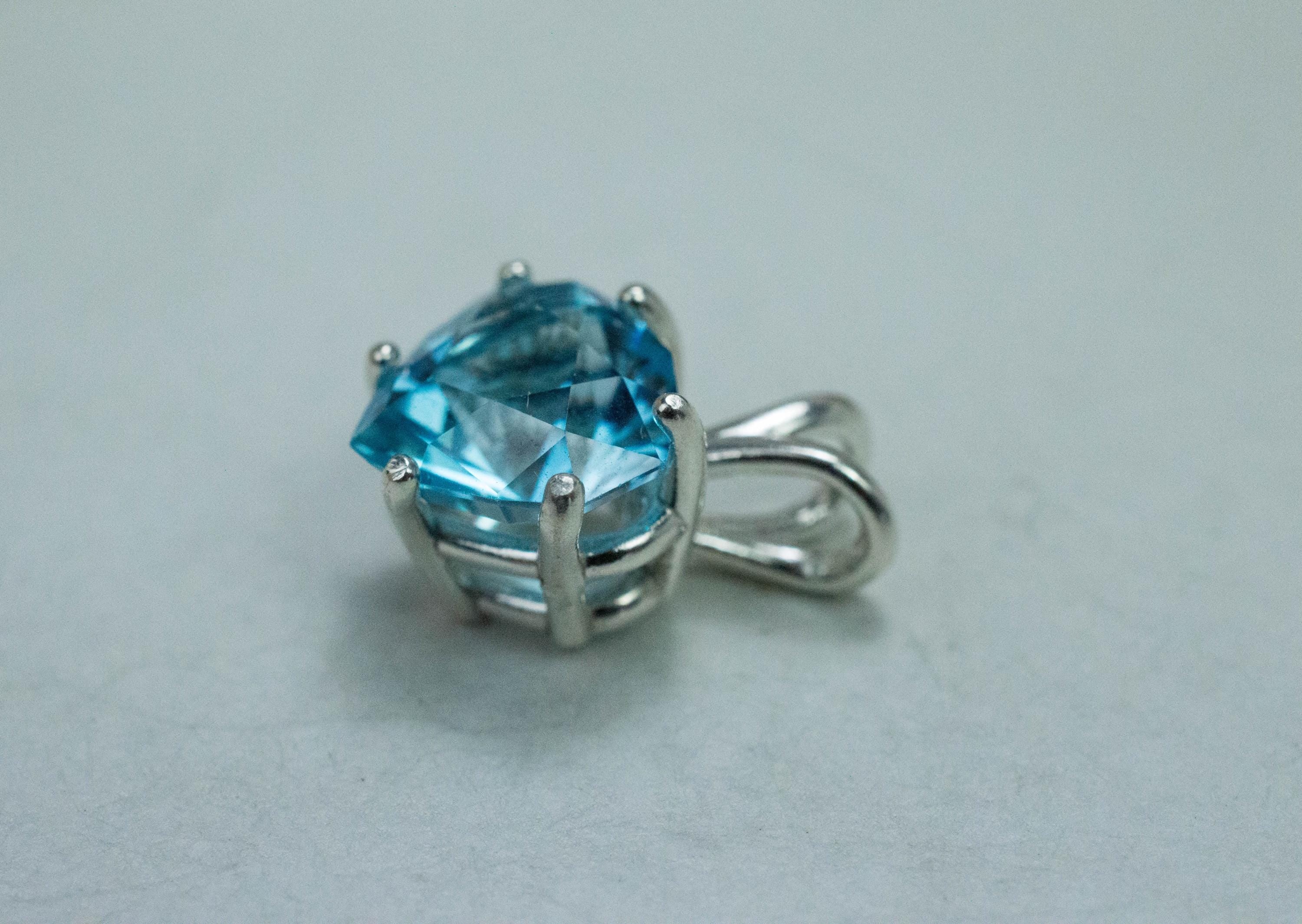 Blue Topaz Pendant; Natural Brazilian Topaz; 4.590cts - Mark Oliver Gems