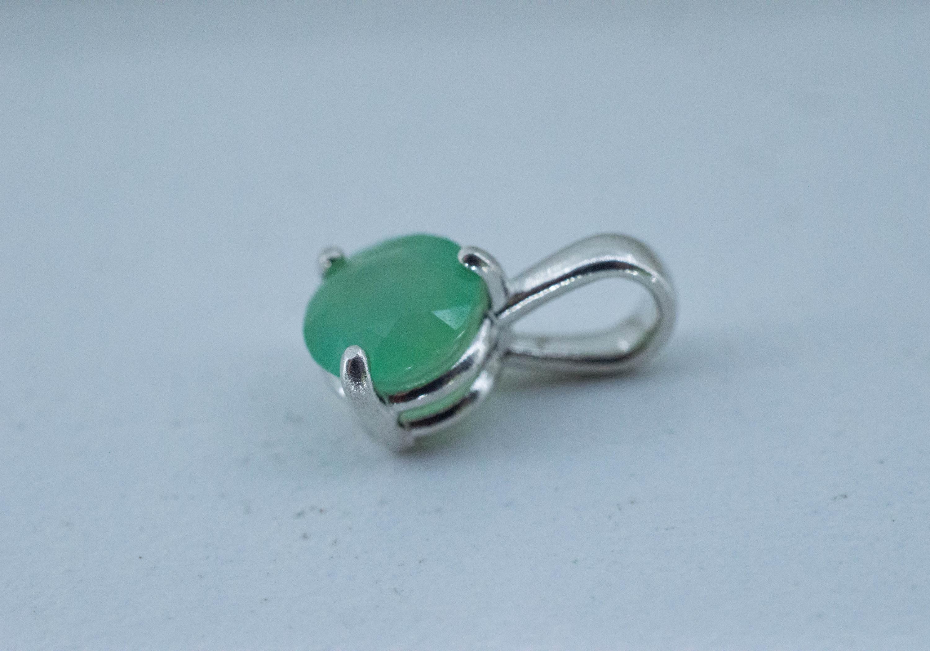 Chrysoprase Pendant; Natural Untreated Australia Chrysoprase; 1.040cts - Mark Oliver Gems