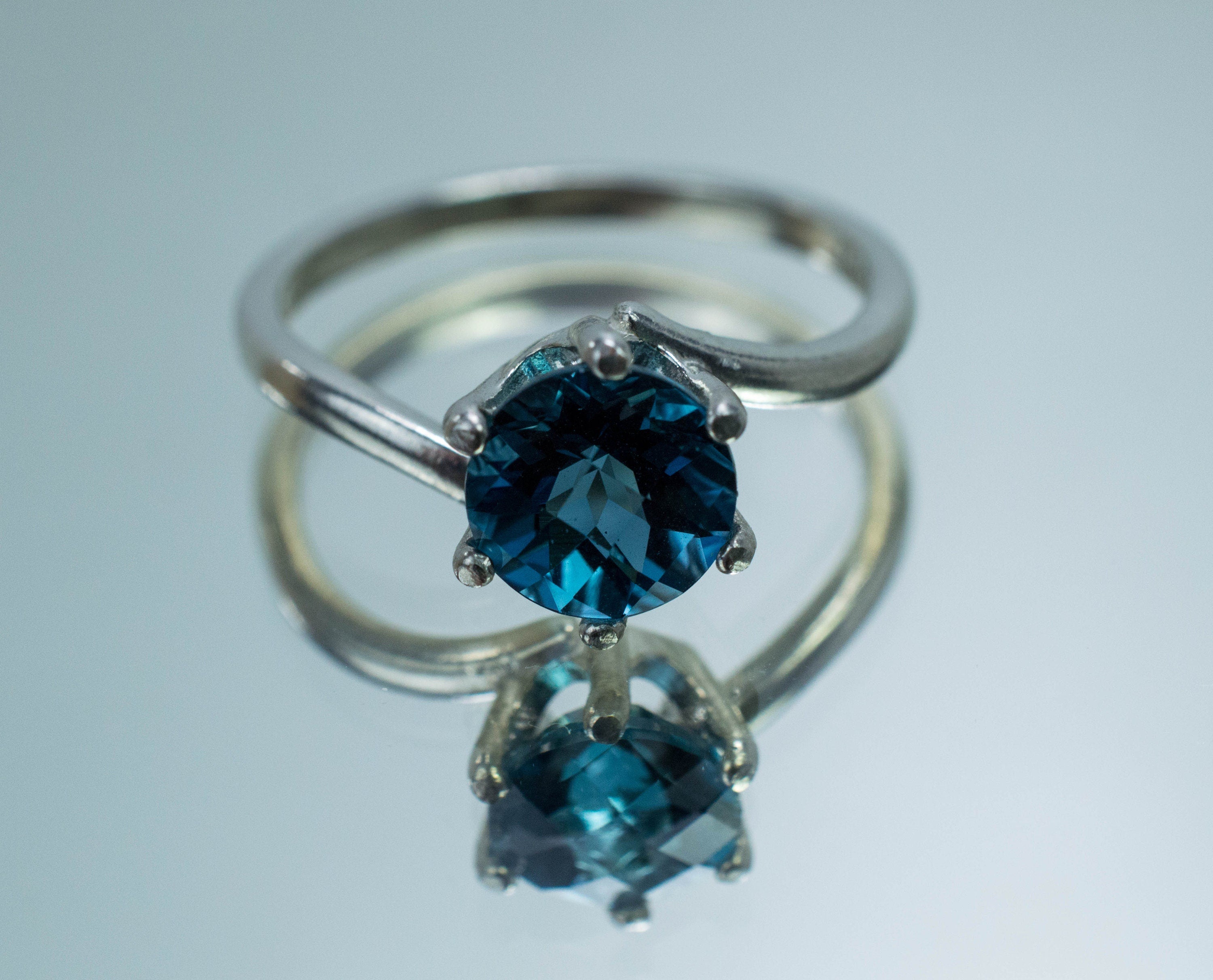 London Blue Topaz Ring, Genuine Brazil Topaz; 1.690cts