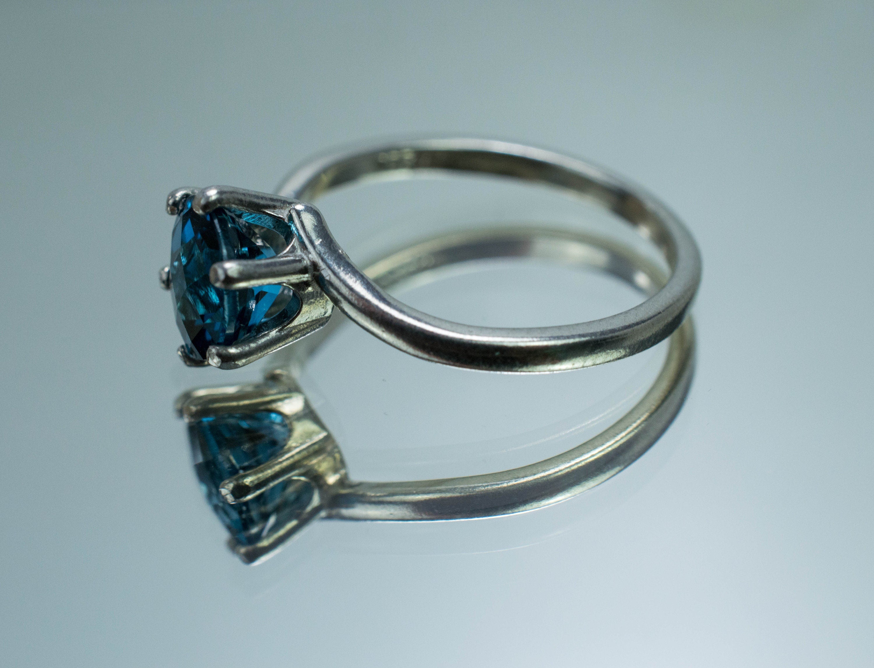 London Blue Topaz Ring, Genuine Brazil Topaz; 1.690cts