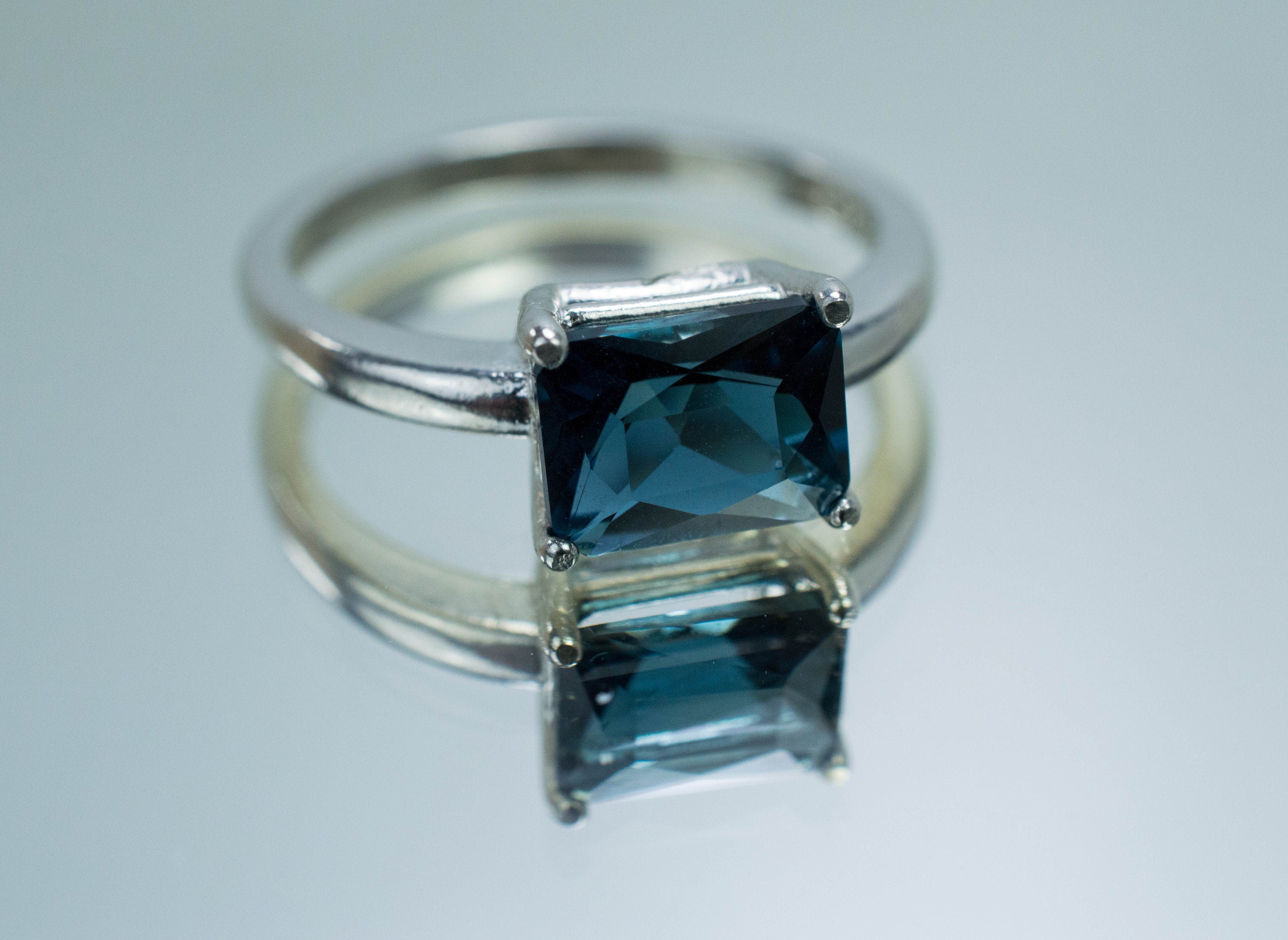 London Blue Topaz Ring, Genuine Brazil Topaz; 1.865cts