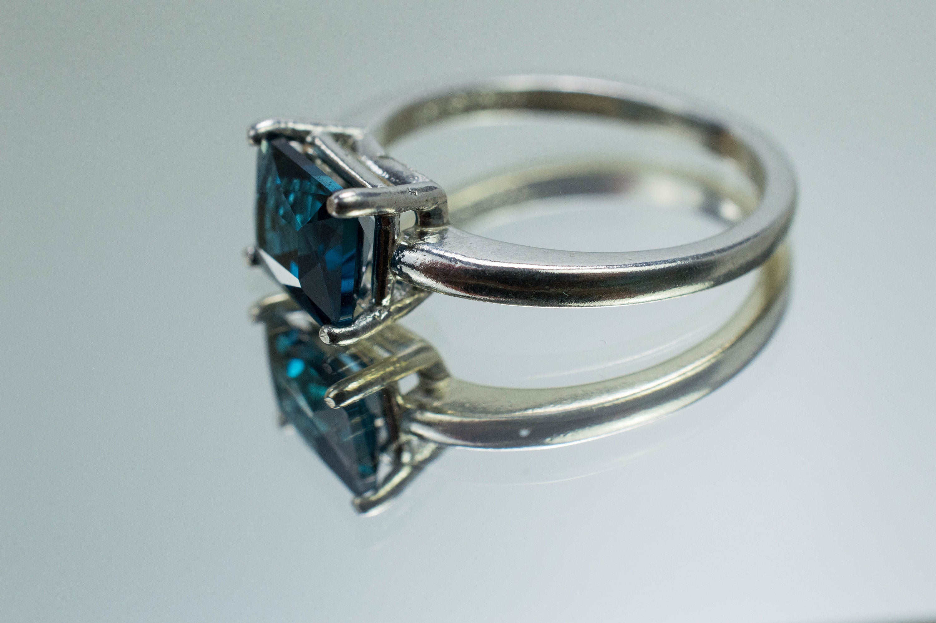 London Blue Topaz Ring, Genuine Brazil Topaz; 1.865cts