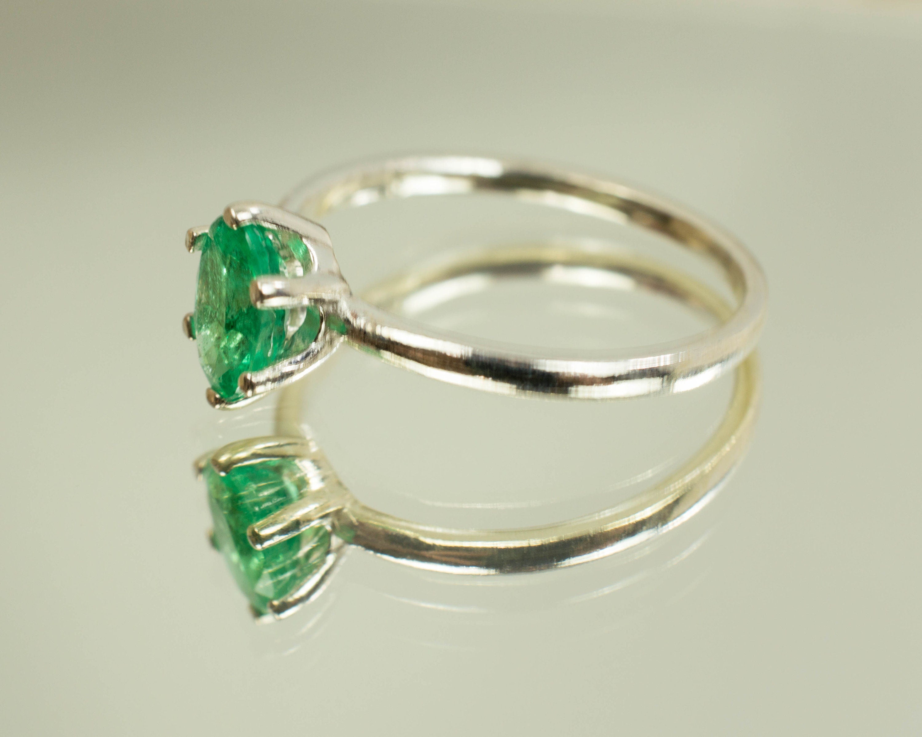 Ladies Silver Ring of Natural Emerald Gemstone authentic from Colombia